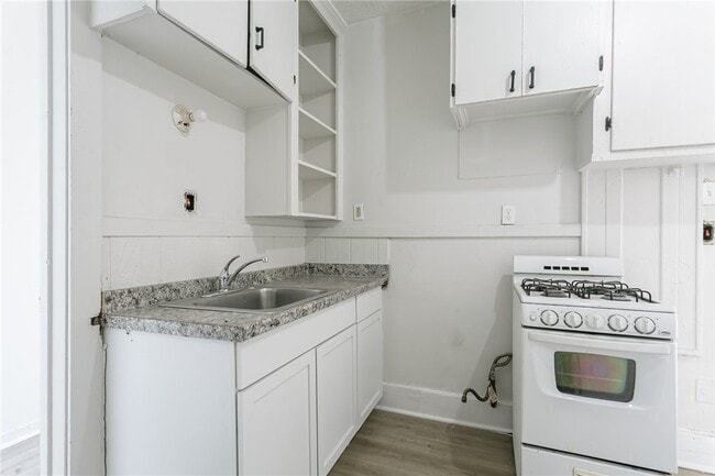 Building Photo - 85 Mapledale St