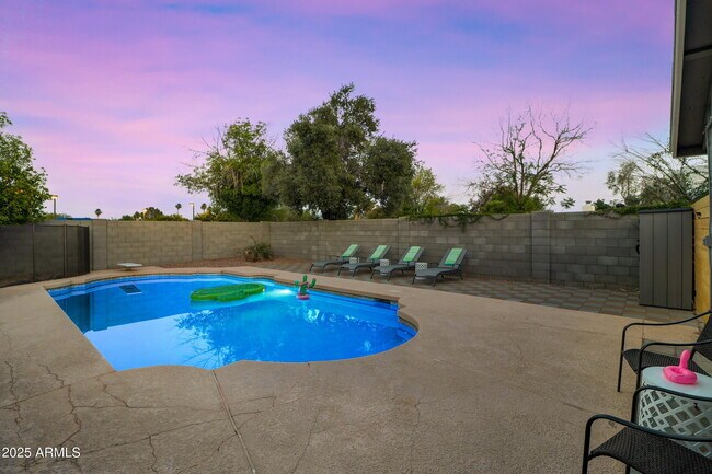 Building Photo - 5803 S Kenwood Ln