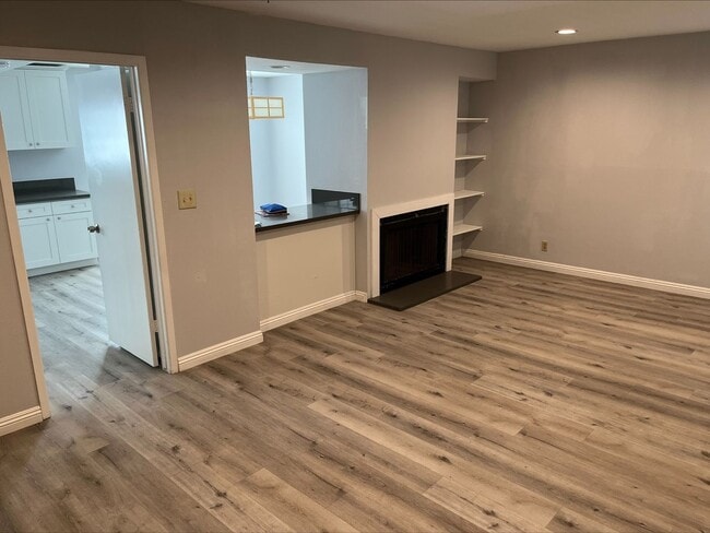 Building Photo - Condo of 3 bedrooms and 2.5 baths in Alhambra