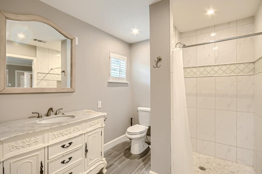 Building Photo - Polished Northwest Dallas home with quick North Tollway access