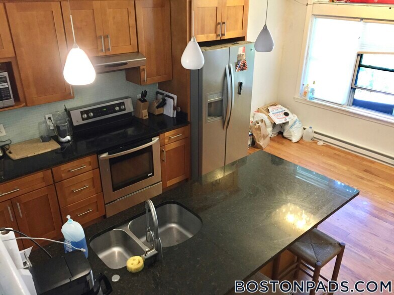 Building Photo - 22 Hayden St