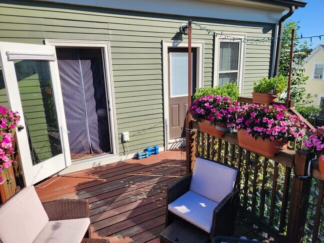 Building Photo - Versatile Top Floor 2 Bd 1 Bath With Offic...