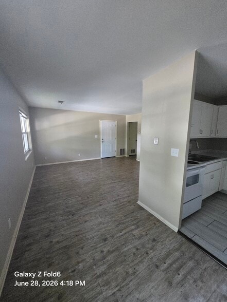 Building Photo - 706 Village Ln
