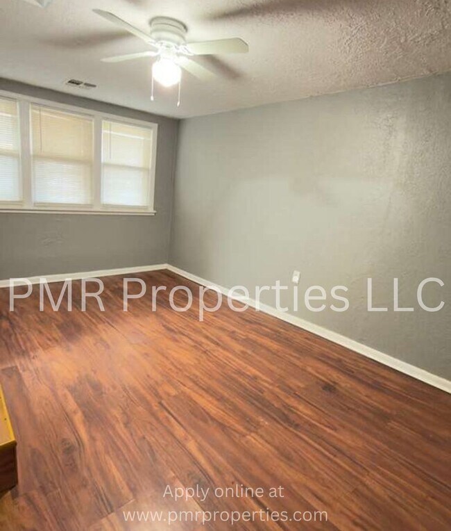 Building Photo - 3 Bedrooms / 1 Bathroom House