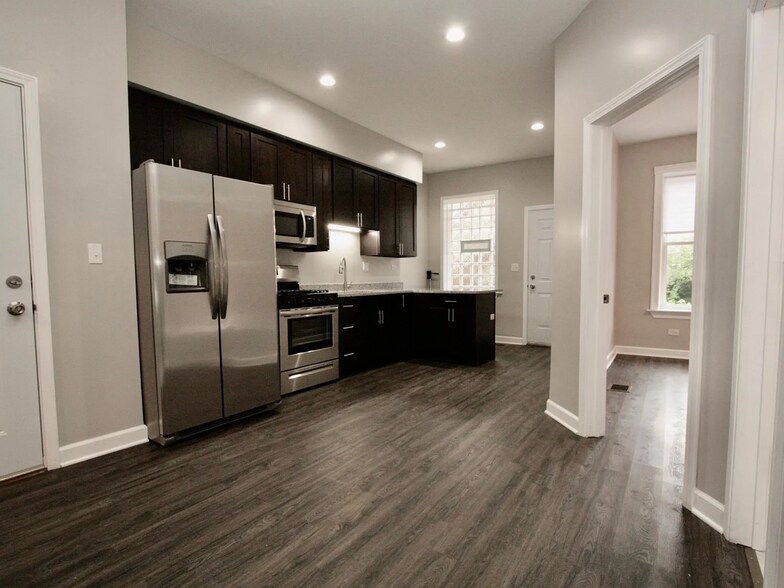 Building Photo - 1406 E 69th Pl