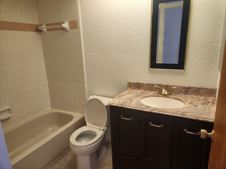 Building Photo - 26186 Northern Cross Rd