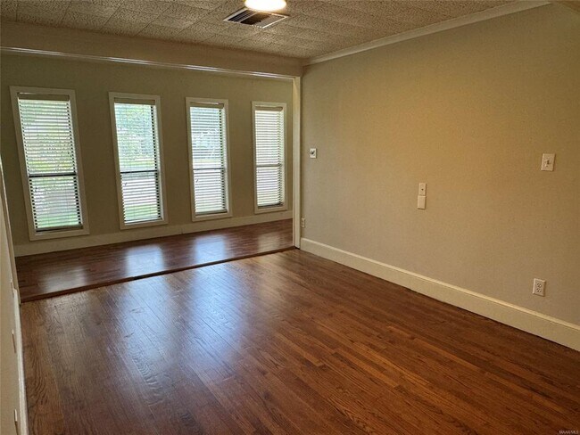 Building Photo - 2251 Country Club Dr