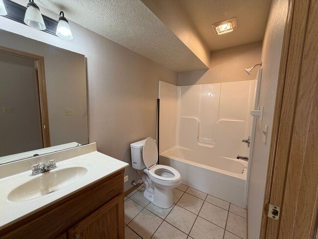 Building Photo - Spacious 3 Bedroom 2 Bath Townhome