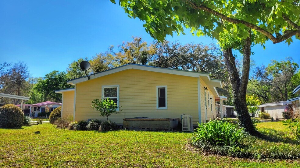 Building Photo - 523 Leaf Cir