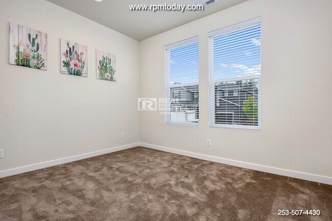Building Photo - 4 Bedroom Home with Valley Views!
