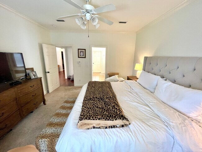 Building Photo - 409 Redbud Cir