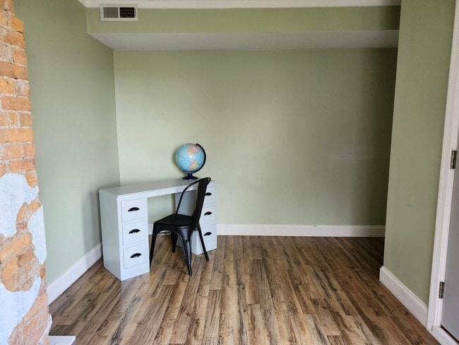 Building Photo - Large 4 BR, 2 Bath Country Home and Workshop