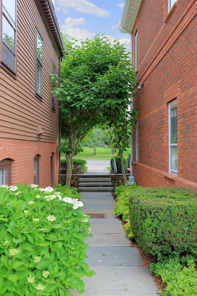 Building Photo - 39 Murray Hill Square