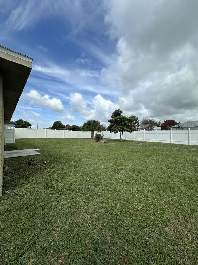 Building Photo - Spacious 4 bed 2 bath, 2 car garage with fenced-in backyard in Poinciana Neighborhood