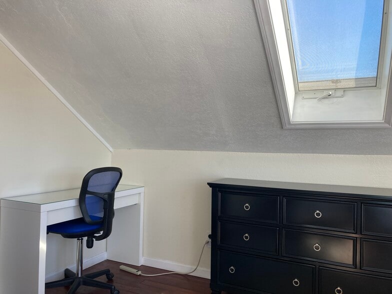 Building Photo - 1044 23rd St