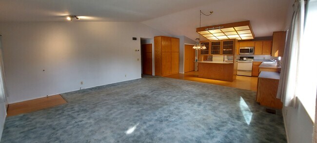 Building Photo - 5090 Forsythia Dr