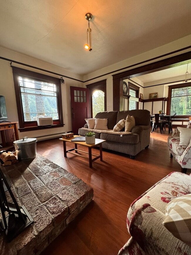 Building Photo - YOUR PACIFIC NORTHWEST RETREAT AWAITS! AV CHARGING STATION, GORGEOUS VIEWS, PRIVACY AND MORE!