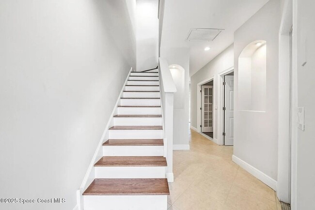 Building Photo - 2552 N Hwy A1A