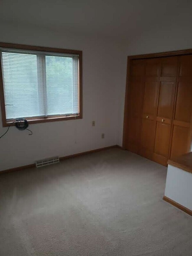 Building Photo - Spacious 3 bedroom, 2 1/2 bath Duplex