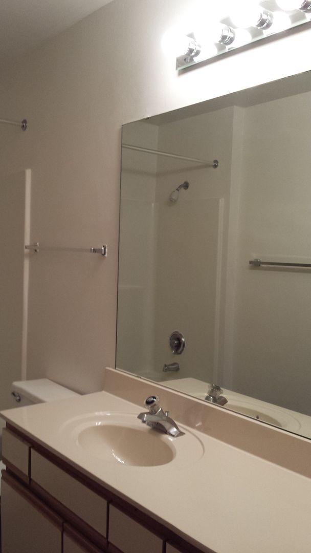 Building Photo - 2-Bedroom Apartment **AVAILABLE AUGUST 15TH**