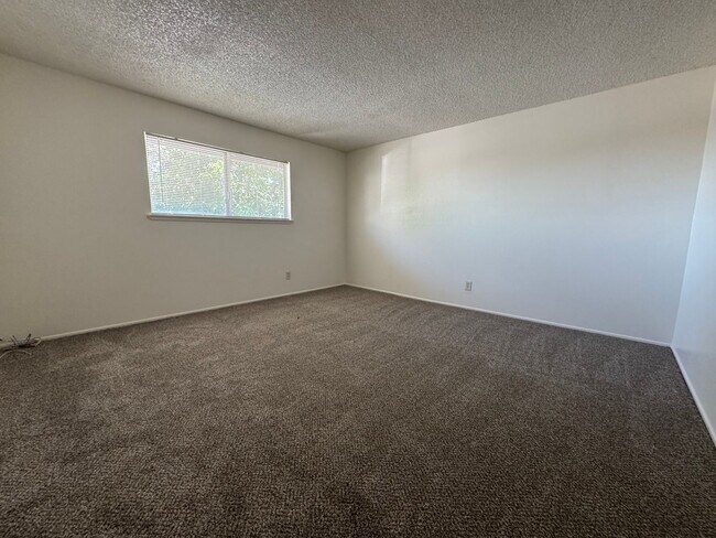 Building Photo - Victorville Home