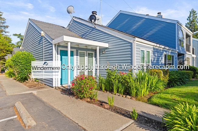 Building Photo - Beautiful Townhome in Orangvale