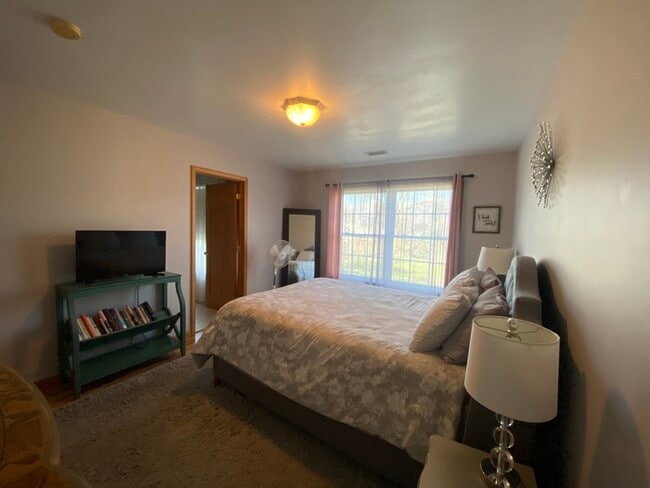 Building Photo - Gorgeous 3 bedroom 2.5 bath with one stall detached garage and fenced in backyard for rent!