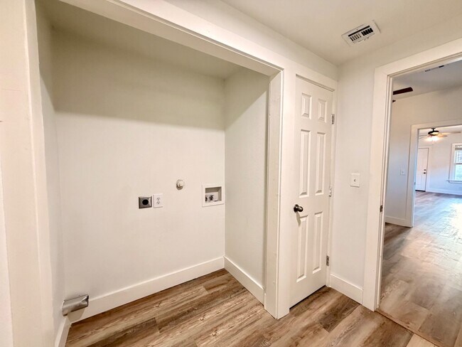 Building Photo - 1005 S Quincy Ave