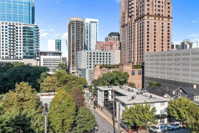 Building Photo - 1136 Crescent Ave NE