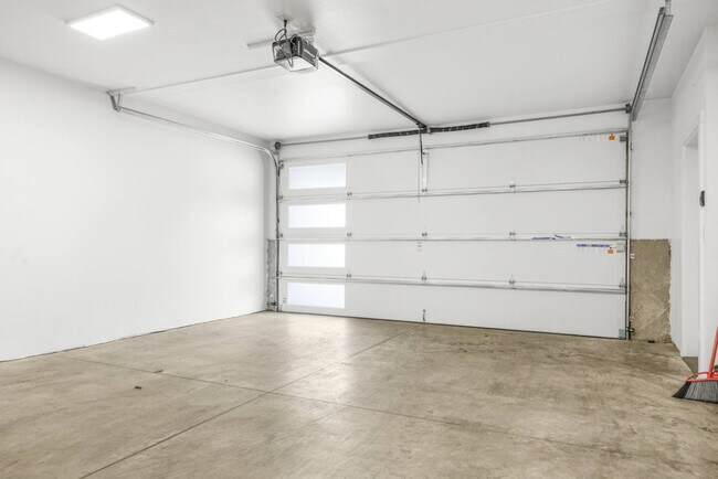 Building Photo - 3309 NE 42nd Pl