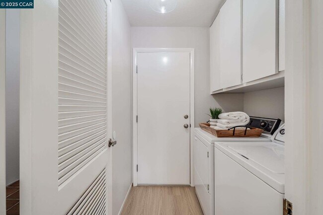 Building Photo - 4695 S Larwin Ave