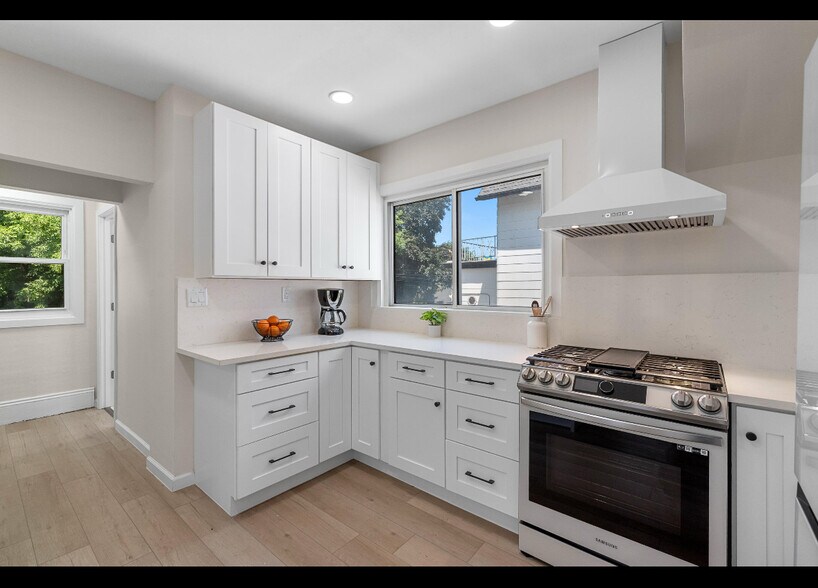 Building Photo - 1055 N 68th St