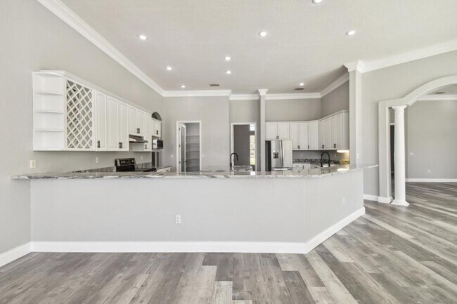 Building Photo - 6644 Country Club Rd