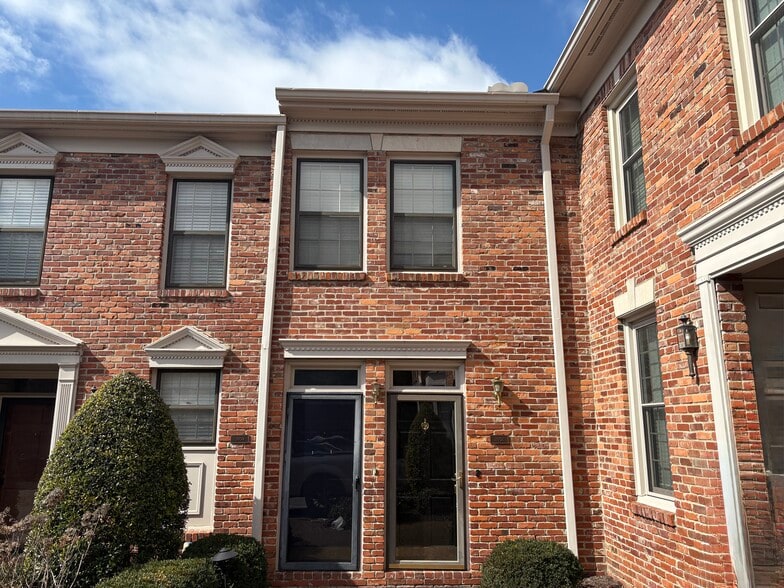 Building Photo - 2032 Graybar Ln