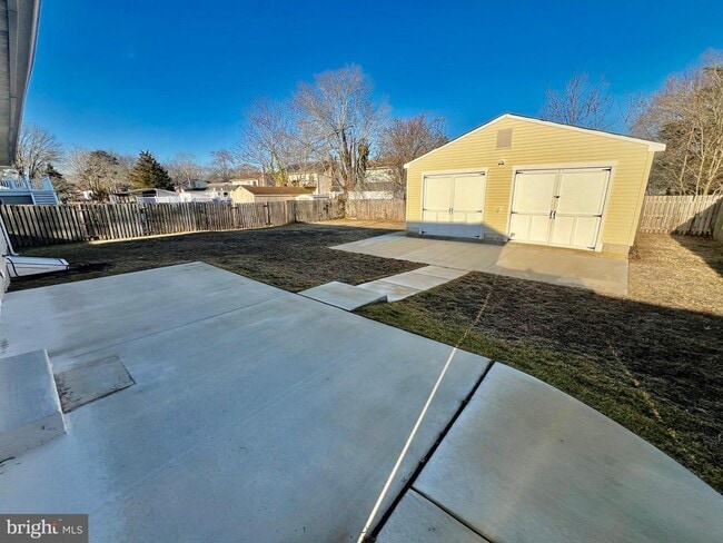 Building Photo - 16 Schoolhouse Dr