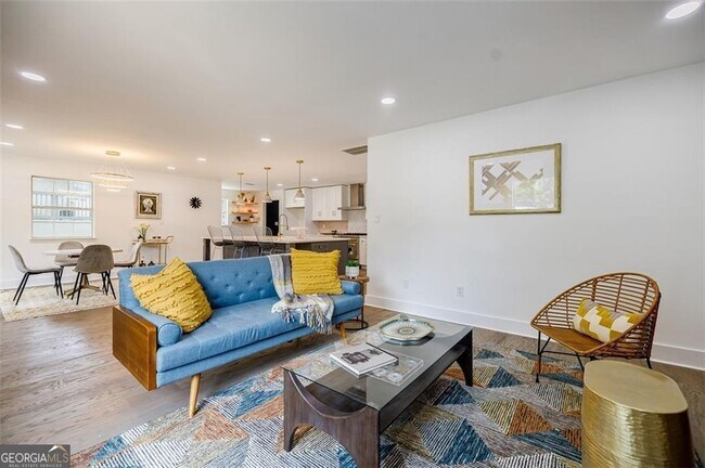 Building Photo - 2749 Memorial Dr SE