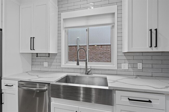 Building Photo - 1203 Thackeray Ln
