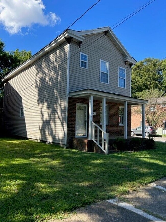 Building Photo - 4 bedroom, 3 bath 1,668 sf single family home located in Norfolk near ODU and Sentara Norfolk Gen...