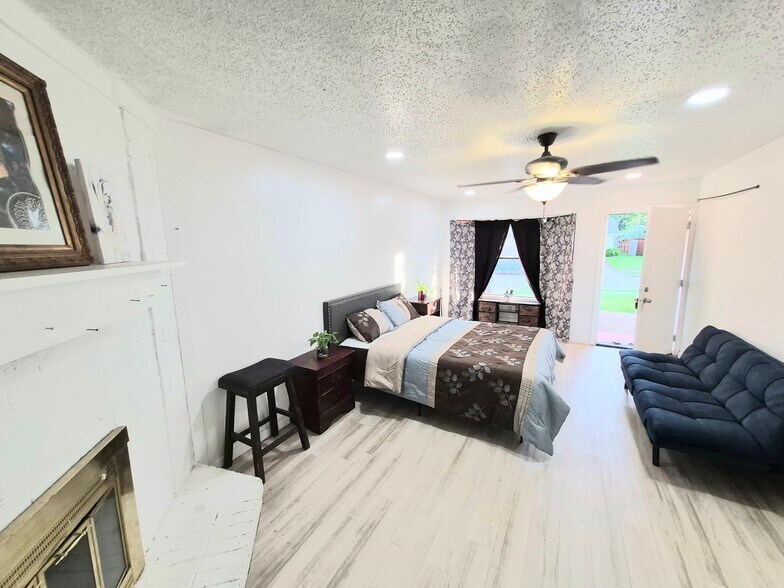 Building Photo - 1533 Bosque Dr