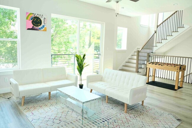 Building Photo - 2304 Live Oak St