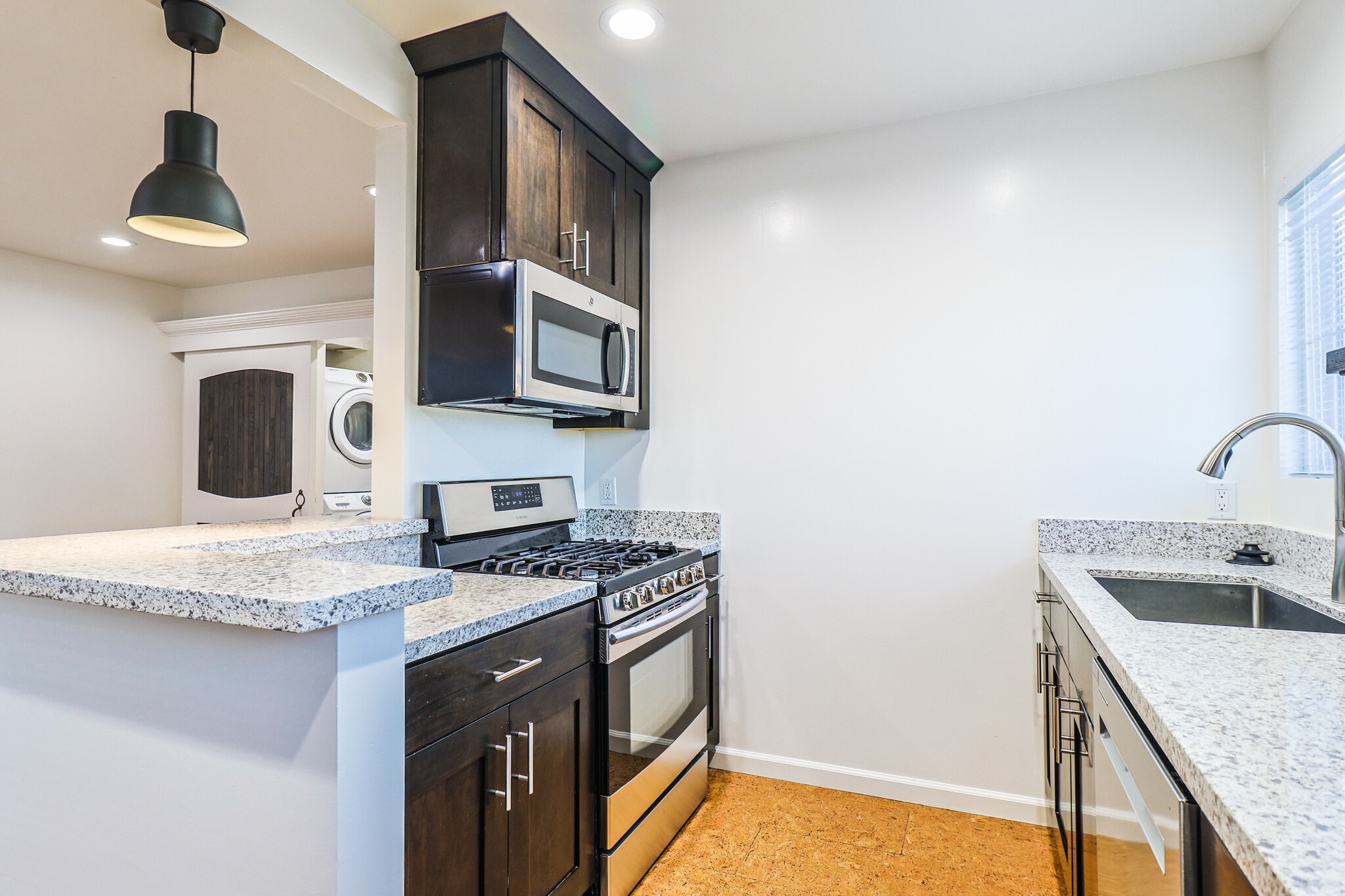 Building Photo - 256 W Tujunga Ave