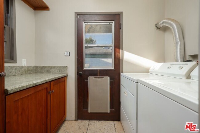 Building Photo - 2587 S Westgate Ave