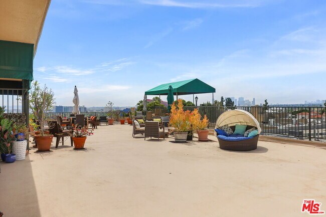 Building Photo - 8550 Holloway Dr