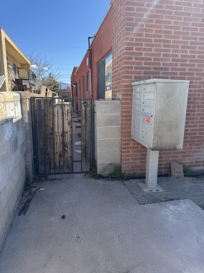 Building Photo - Cozy studio with a yard! $200 WalMart gift card if move in by Jan 15!