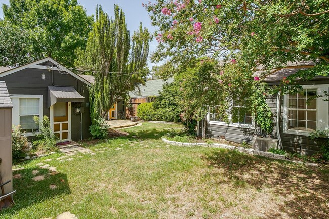 Building Photo - Arlington Heights Bungalow