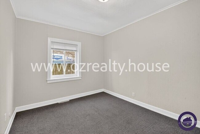 Building Photo - 1913 Newport Ave