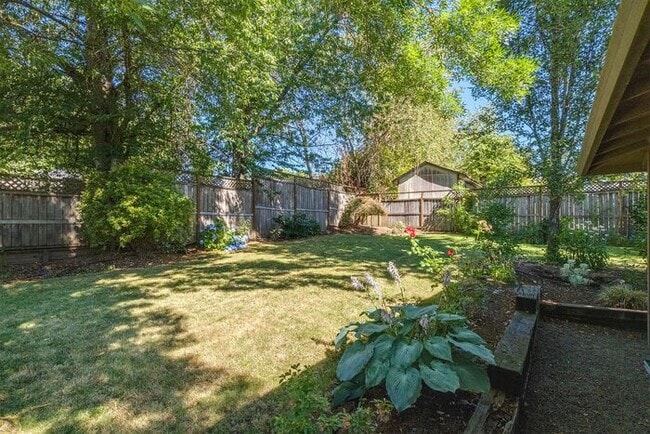 Building Photo - 4 bedroom 3 bath home in Tualatin with sep...