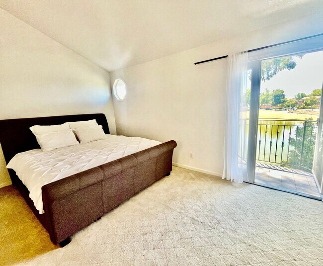 Building Photo - *COMING SOON!* 4 bed/3 bath lake house wit...