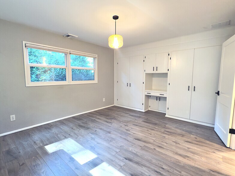 Building Photo - 1111 NE 112th Ave