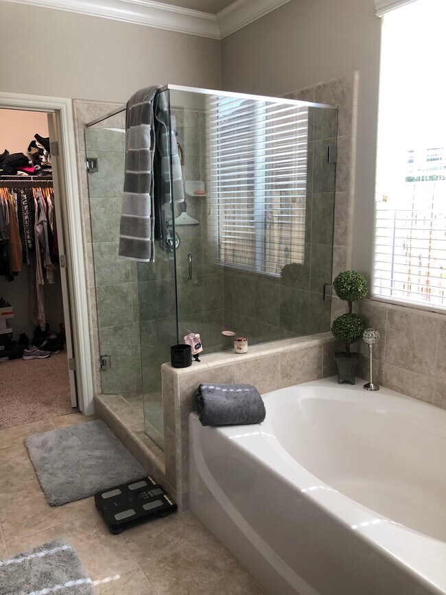 Shower/tub in master - 3432 La Solana Ave